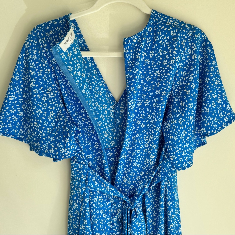 In April 1986 Blue Floral Flutter Sleeve Romper (Estimated XS/S) - Picture 6 of 6